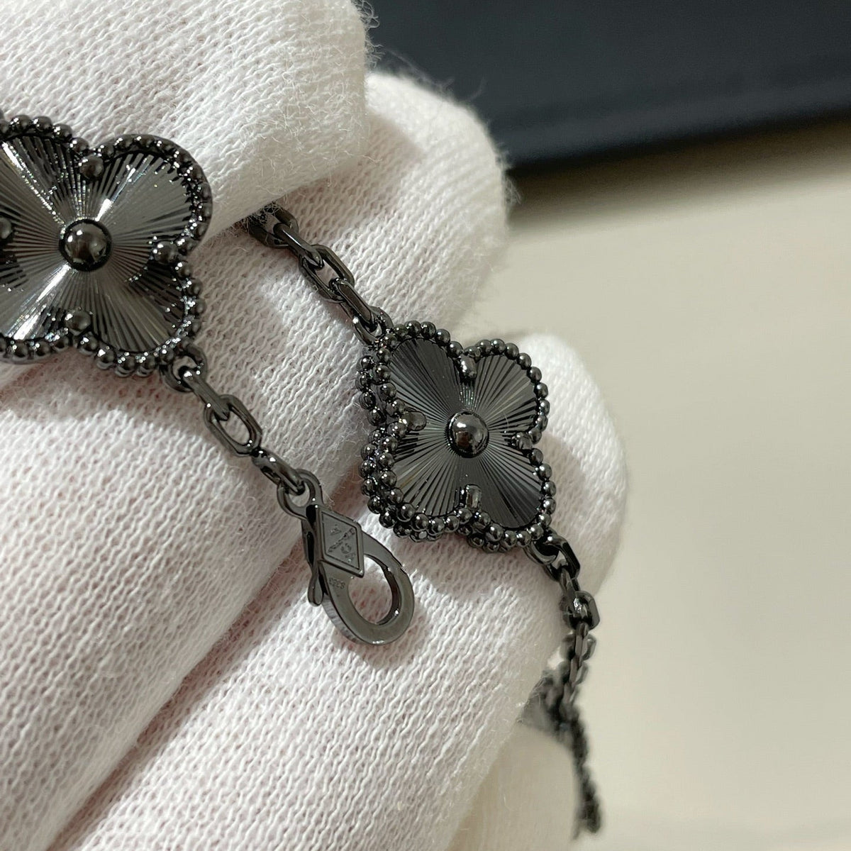 [⭐Veyra]CLOVER 5 MOTIF BLACK BRACELET