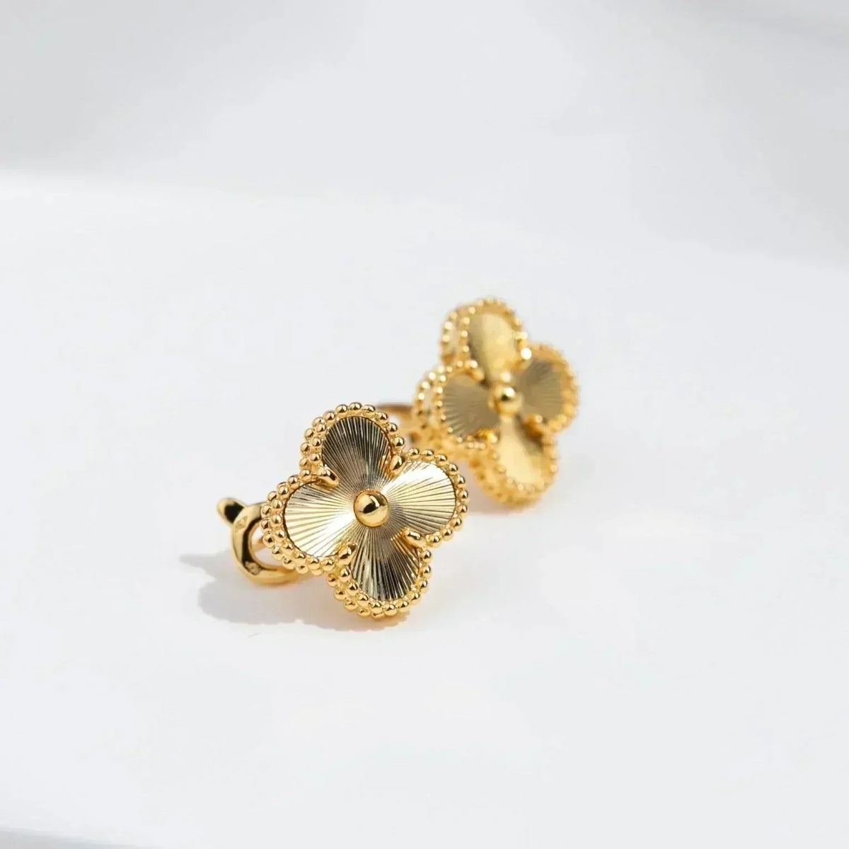 [⭐Veyra]CLOVER MEDIUM 1 MOTIFS LASER EARRINGS
