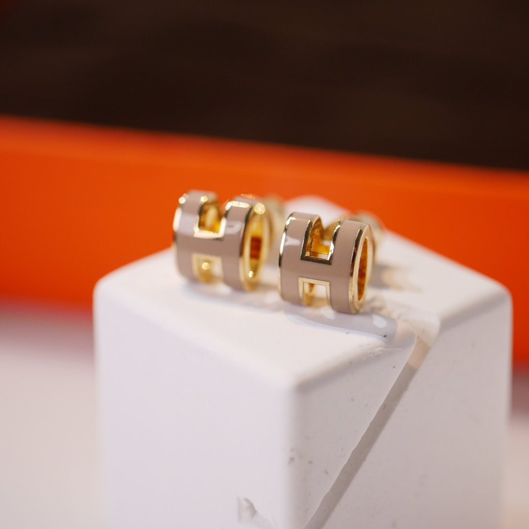 [⭐Veyra]MINI POP H GOLD EARRINGS GREY