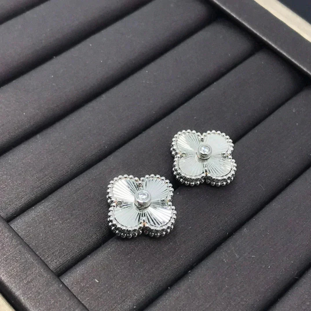 [⭐Veyra]CLOVER MINI 9.5MM LASER EARRINGS