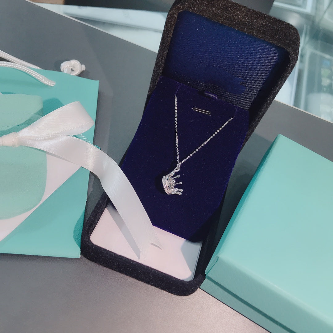 [⭐Veyra Jewels]CROWN PEDANT NECKLACE