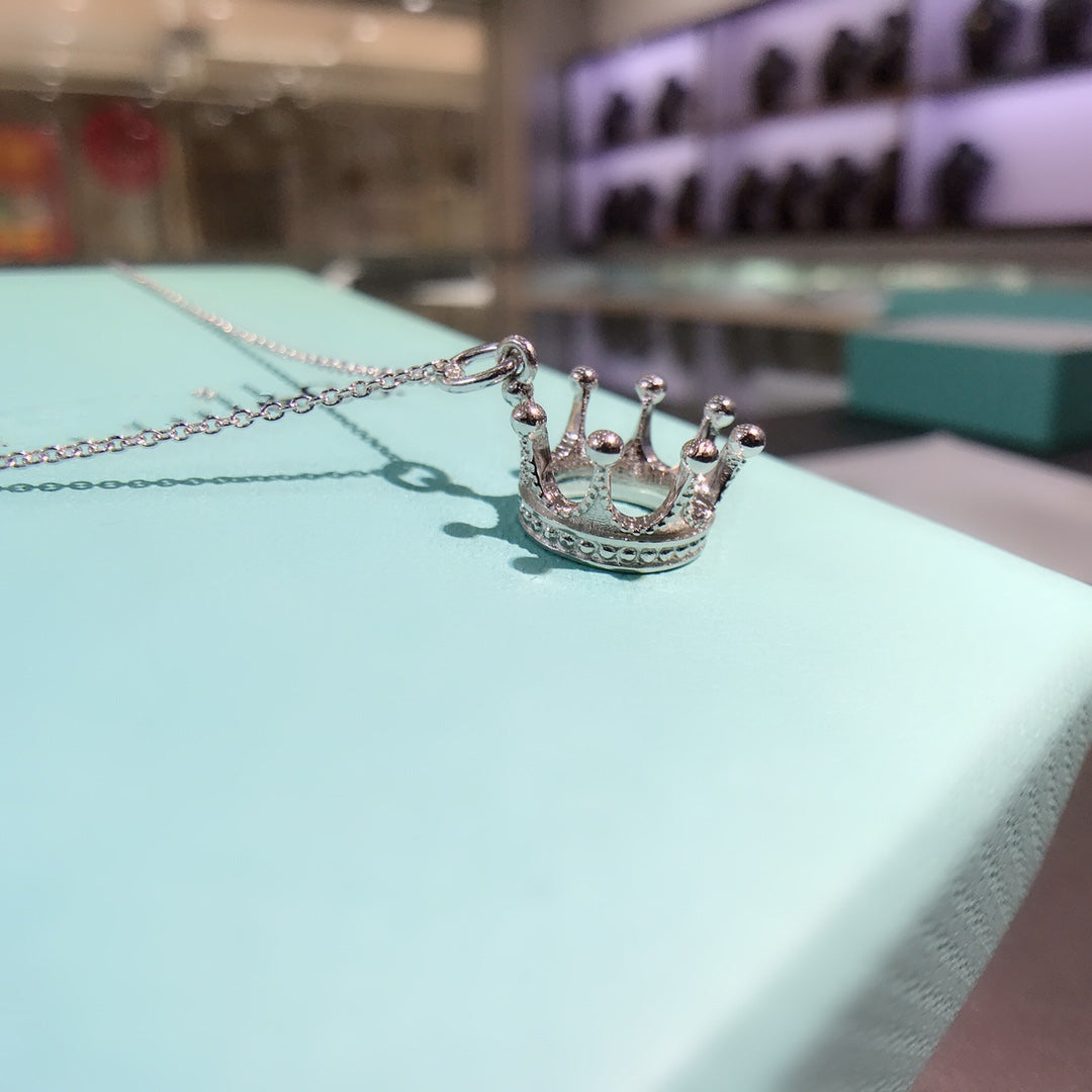 [⭐Veyra Jewels]CROWN PEDANT NECKLACE