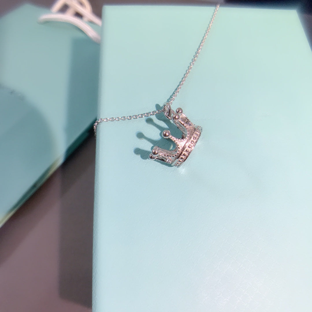 [⭐Veyra Jewels]CROWN PEDANT NECKLACE