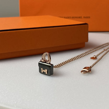 [⭐Veyra]CONSTANCE BLACK PEDANT PINK GOLD NECKLACE
