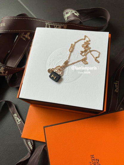 [⭐Veyra]CONSTANCE BLACK PEDANT PINK GOLD NECKLACE