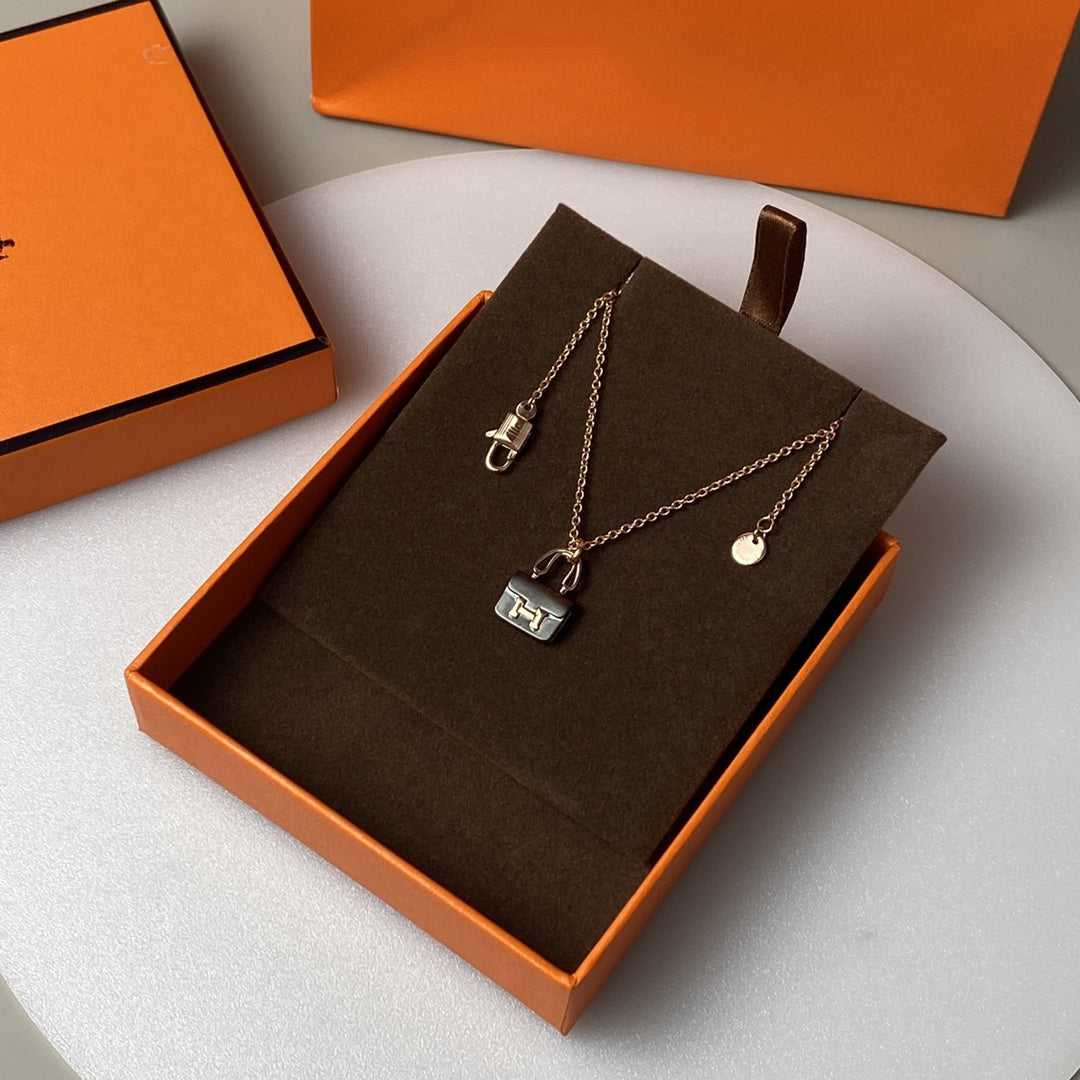 [⭐Veyra]CONSTANCE BLACK PEDANT PINK GOLD NECKLACE