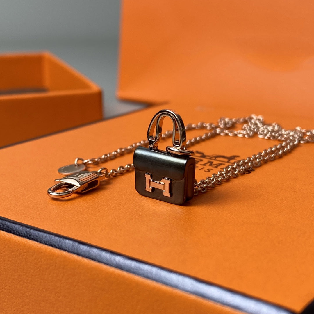 [⭐Veyra]CONSTANCE BLACK PEDANT PINK GOLD NECKLACE