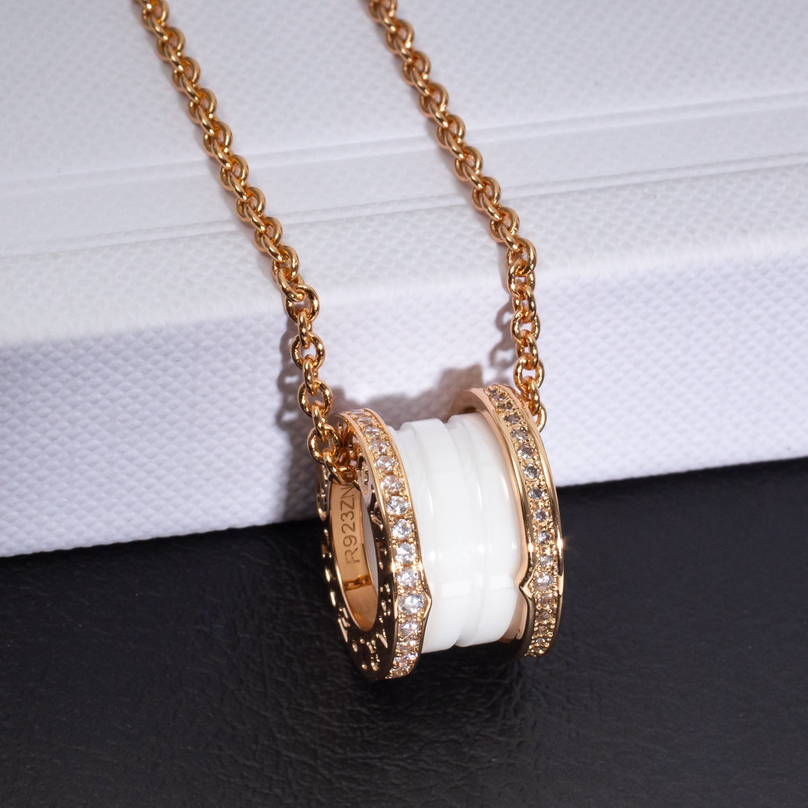 [⭐Veyra]ZERO 1 WHITE CERAMIC PINK GOLD DIAMOND NECKLACE