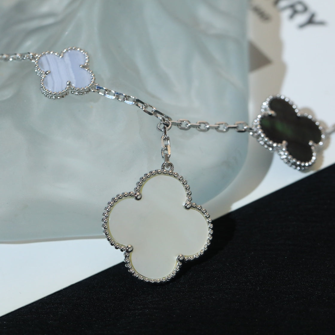 [⭐Veyra]CLOVER BRACELET 5 MOTIFS MOP CHALCEDONY SILVER