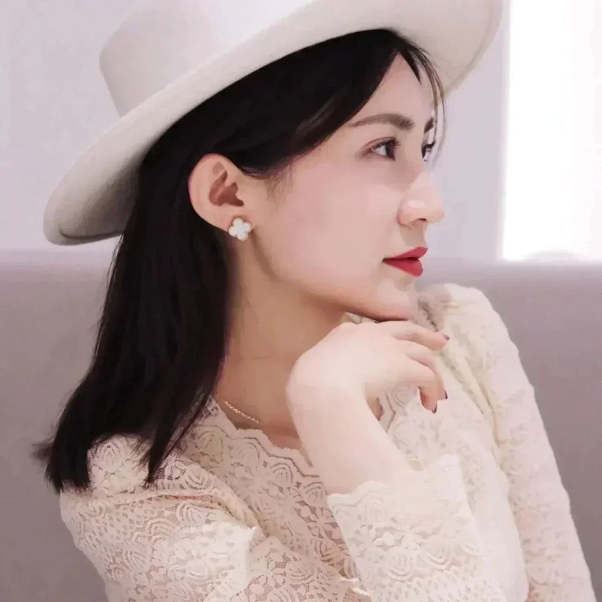 [⭐Veyra]CLOVER MEDIUM 1 MOTIFS  WHITE MOP STUD EARRINGS