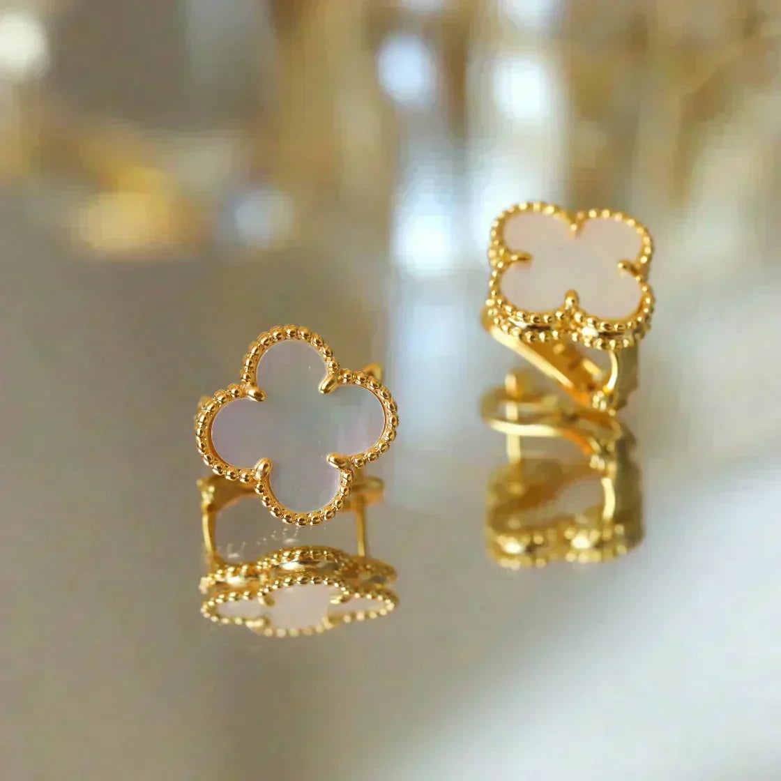 [⭐Veyra]CLOVER MEDIUM 1 MOTIFS  WHITE MOP STUD EARRINGS