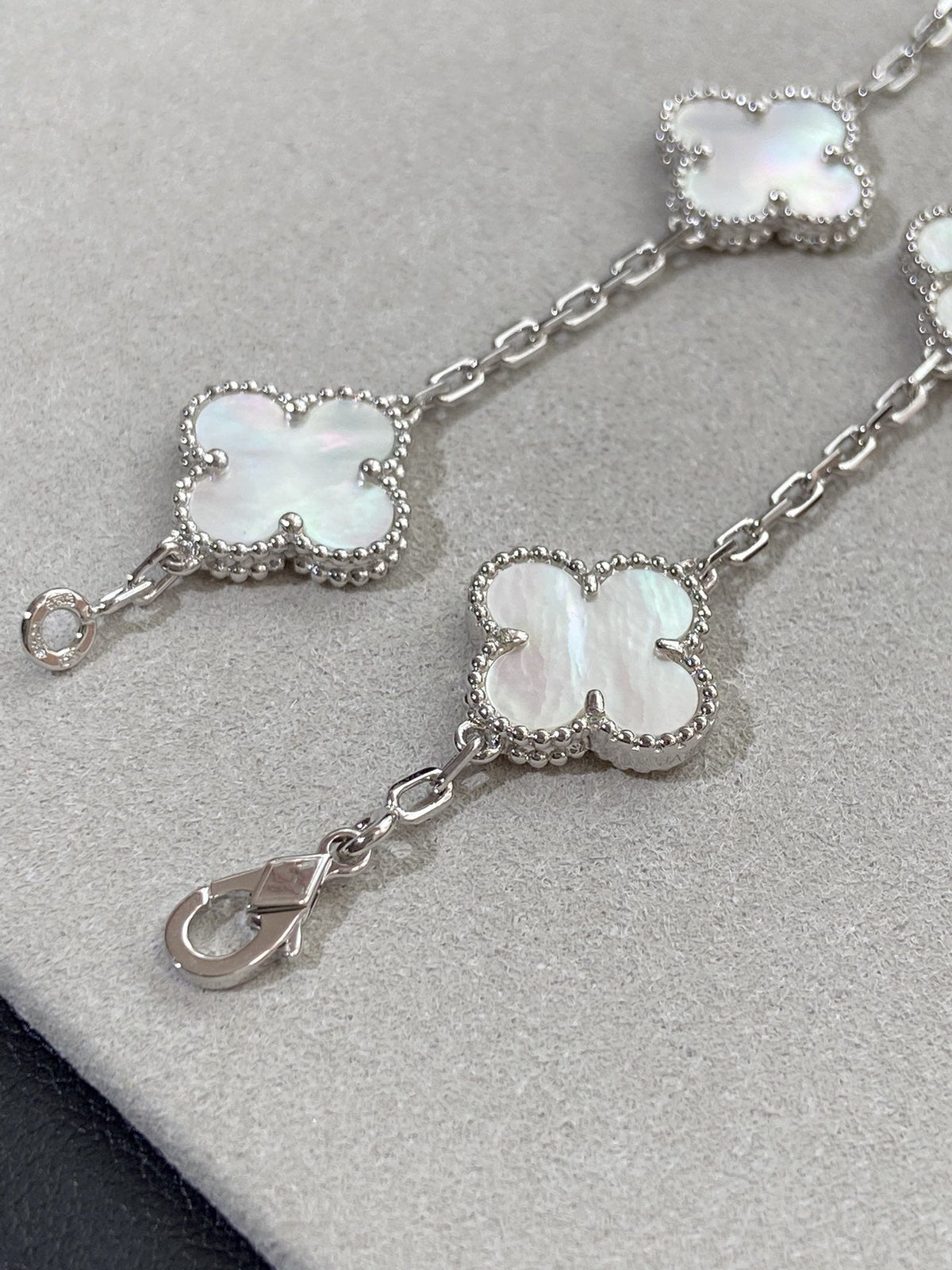 [⭐Veyra]CLOVER WHITE PEARL MOP 5 MOTIF BRACELET COLLECTION