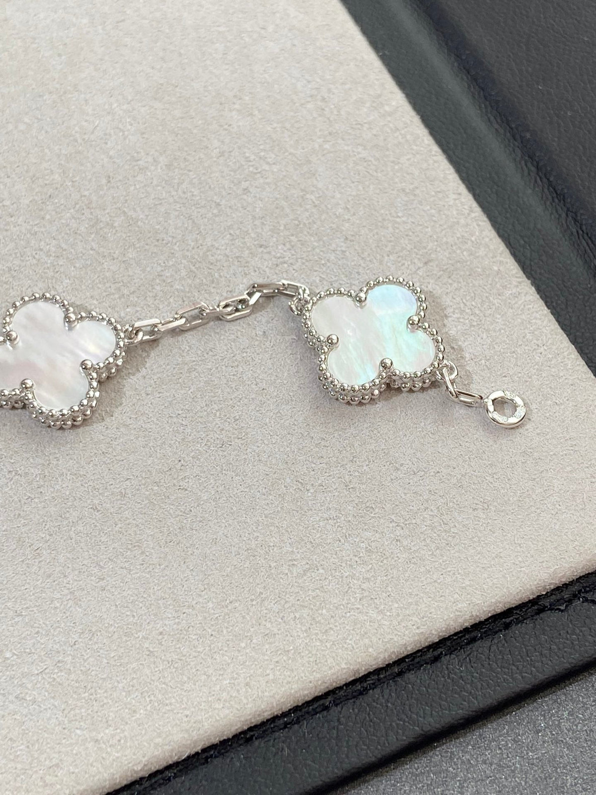 [⭐Veyra]CLOVER WHITE PEARL MOP 5 MOTIF BRACELET COLLECTION