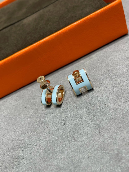 [⭐Veyra]POP H SKY BLUE STUD EARRINGS