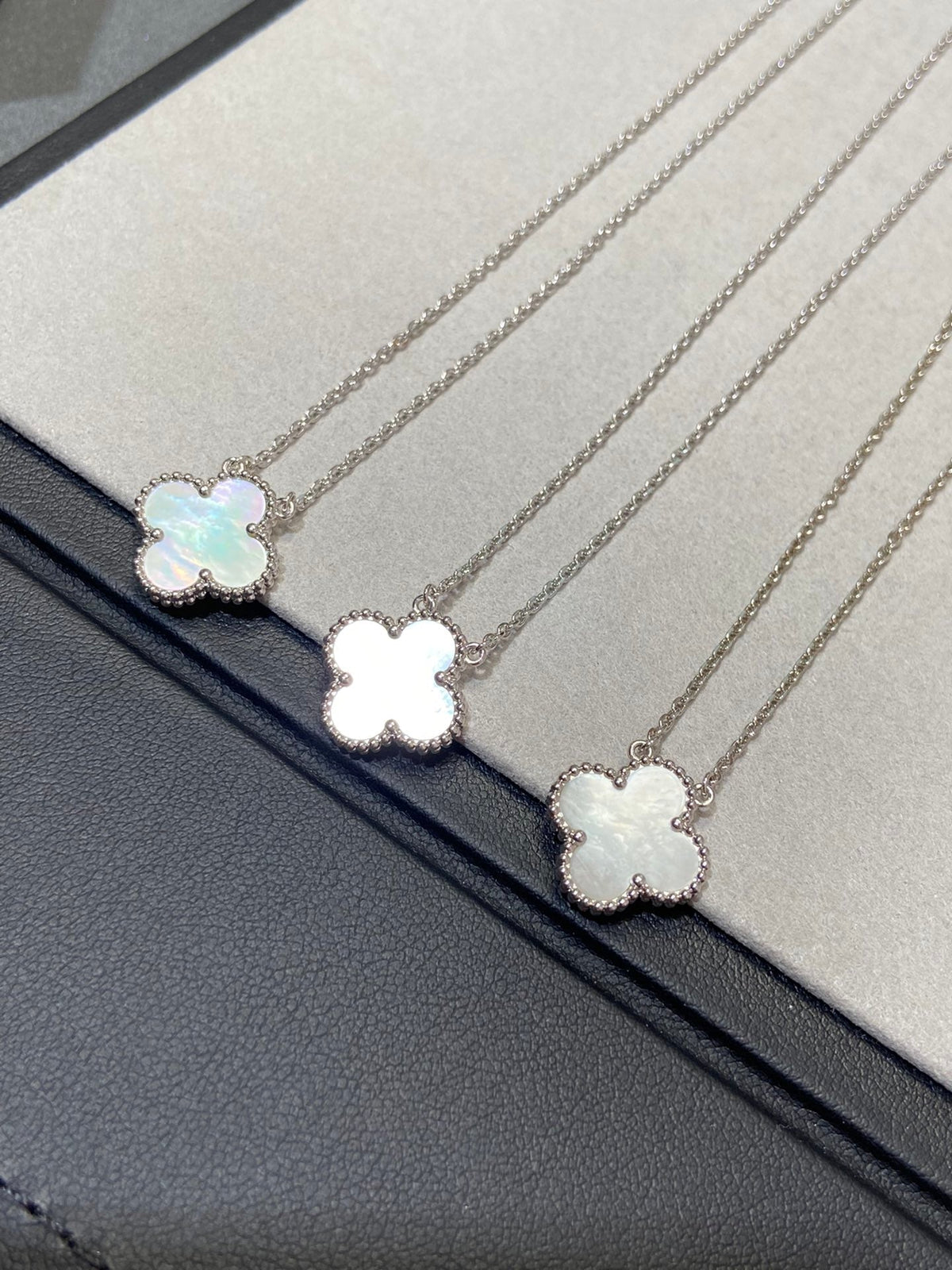 [⭐Veyra]CLOVER MEDIUM SILVER WHITE MOP NECKLACE