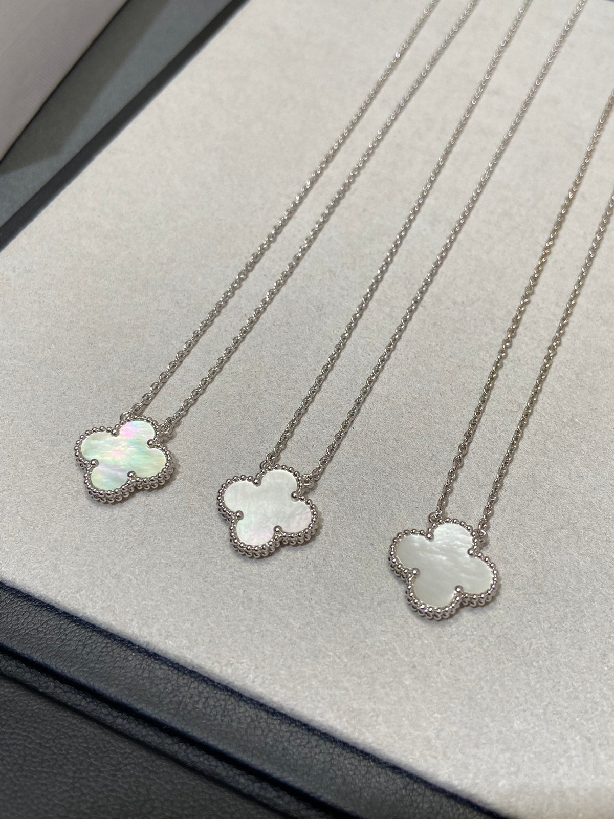 [⭐Veyra]CLOVER MEDIUM SILVER WHITE MOP NECKLACE