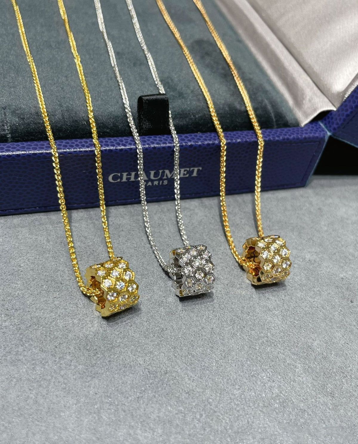 [⭐Veyra]BEE LOVE DIAMOND PAVED 3 ROW NECKLACE