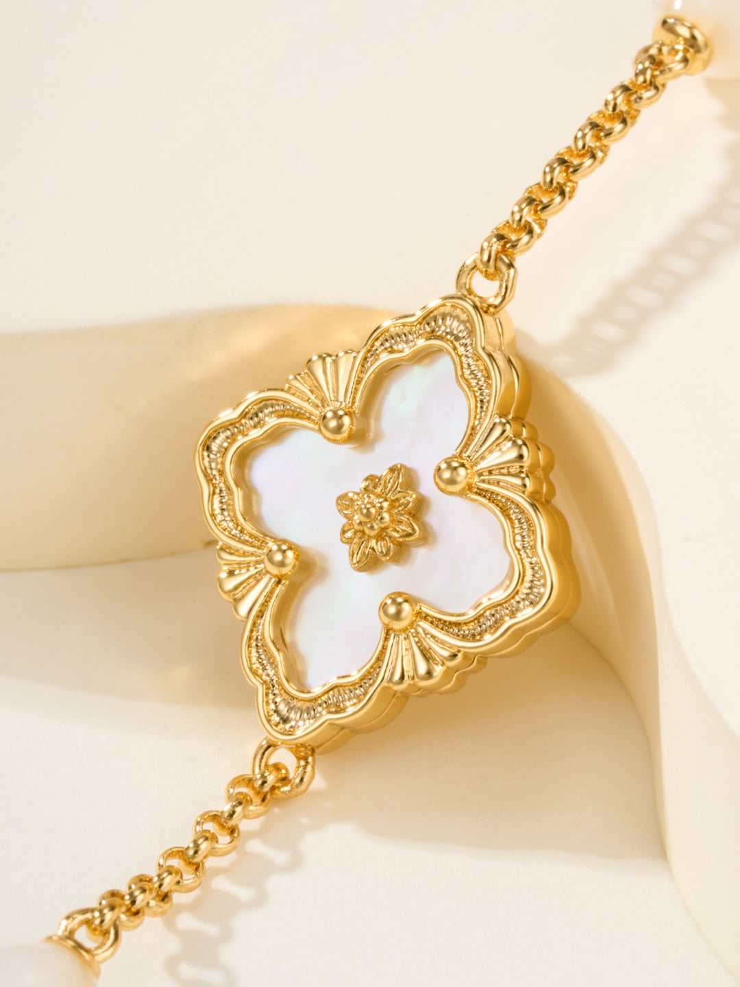 [⭐Veyra]B.C.L ENAMELED Three-Flower Bracelet（Trumpet)