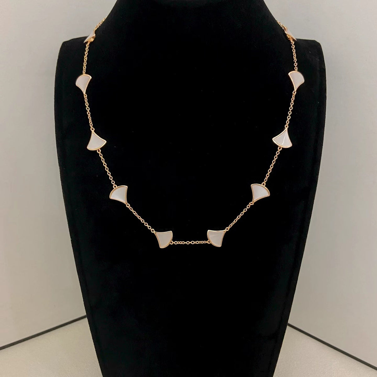 [⭐Veyra]NEW ARRIVAL: TEN-FLOWER DRESS AND GOLD NECKLACE