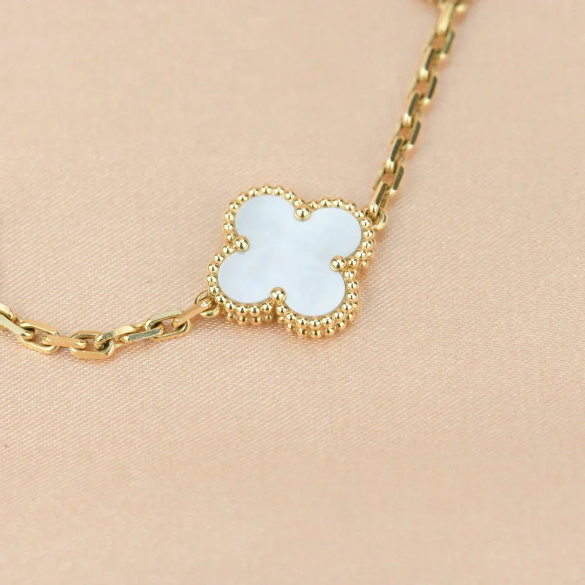 [⭐Veyra]CLOVER WHITE PEARL MOP 5 MOTIF BRACELET COLLECTION