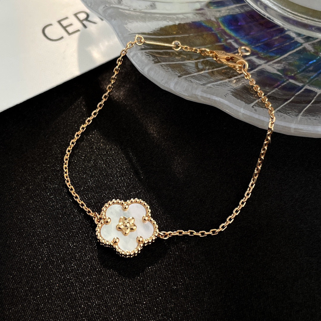 [⭐Veyra]Veyra WHITE MOP PLUM BLOSSOM  BRACELET