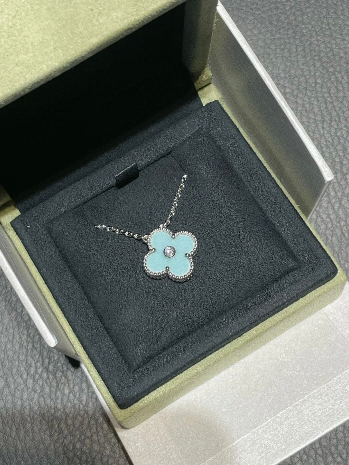 [⭐Veyra]CLOVER 1 DIAMOND LIGHT BLUE SILVER NECKLACE