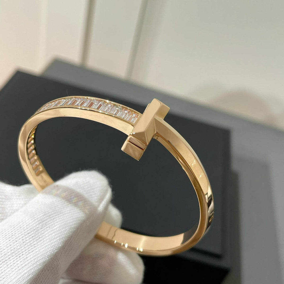 [⭐Veyra Jewels]WIDE HINGED BANGLE PINK GOLD WITH BAGUETTE DIAMONDS