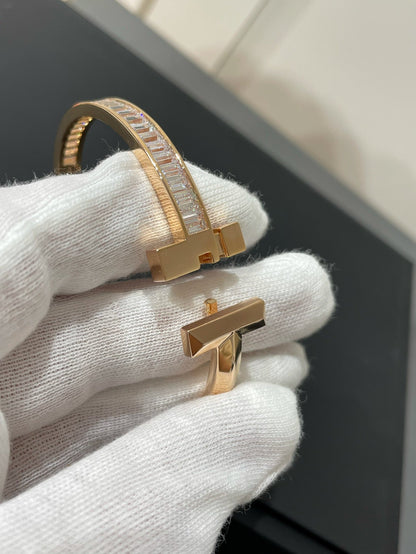 [⭐Veyra Jewels]WIDE HINGED BANGLE PINK GOLD WITH BAGUETTE DIAMONDS
