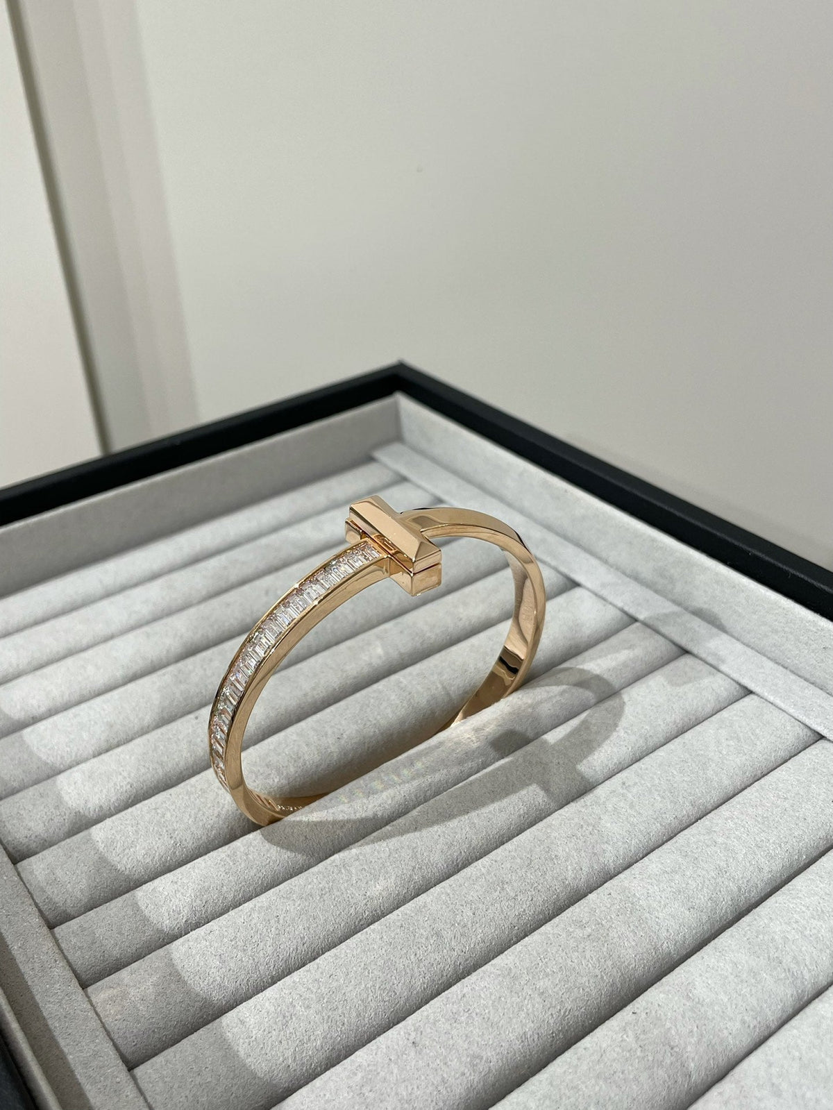 [⭐Veyra Jewels]WIDE HINGED BANGLE PINK GOLD WITH BAGUETTE DIAMONDS