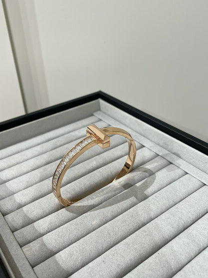 [⭐Veyra Jewels]WIDE HINGED BANGLE PINK GOLD WITH BAGUETTE DIAMONDS