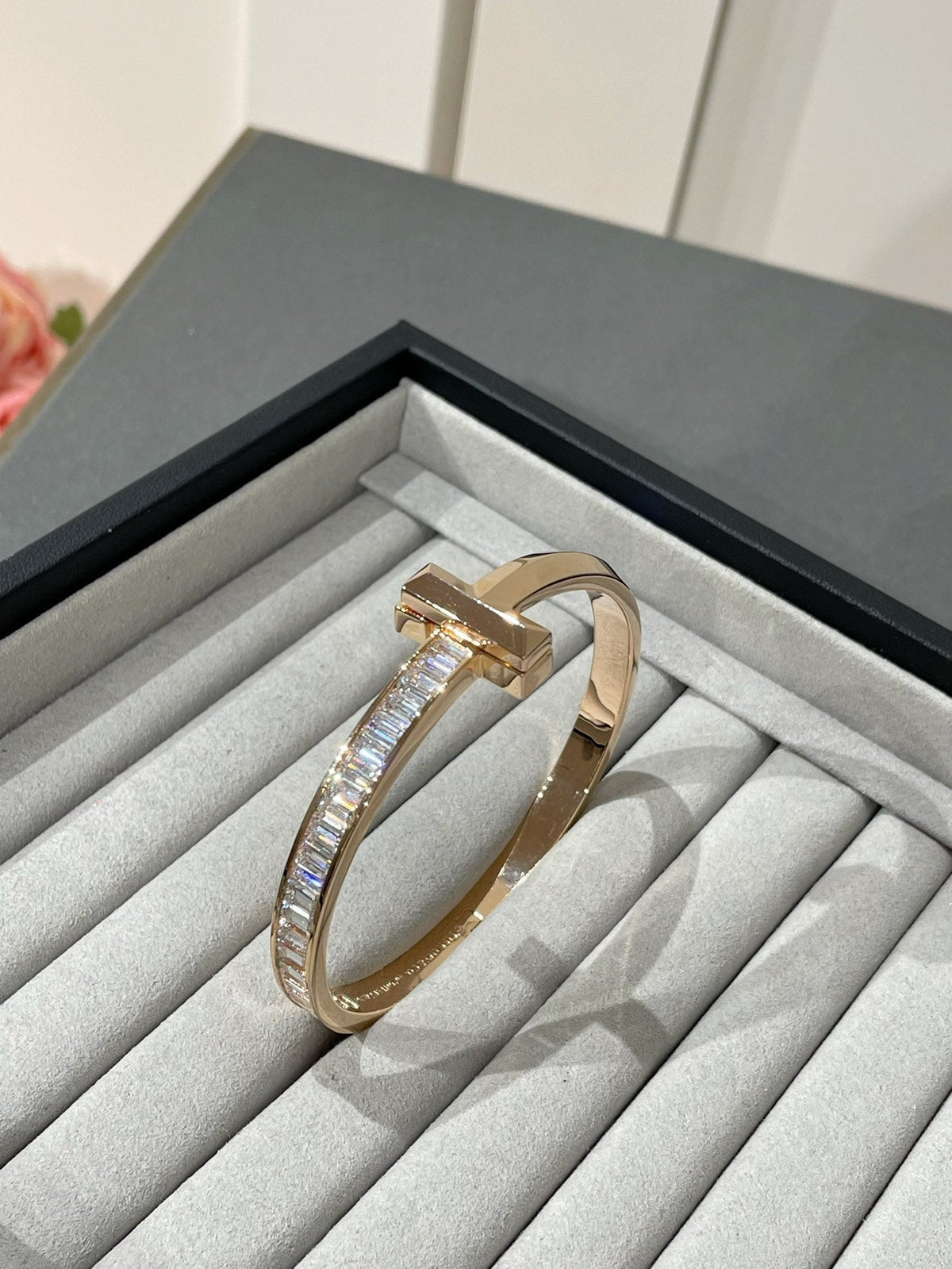[⭐Veyra Jewels]WIDE HINGED BANGLE PINK GOLD WITH BAGUETTE DIAMONDS