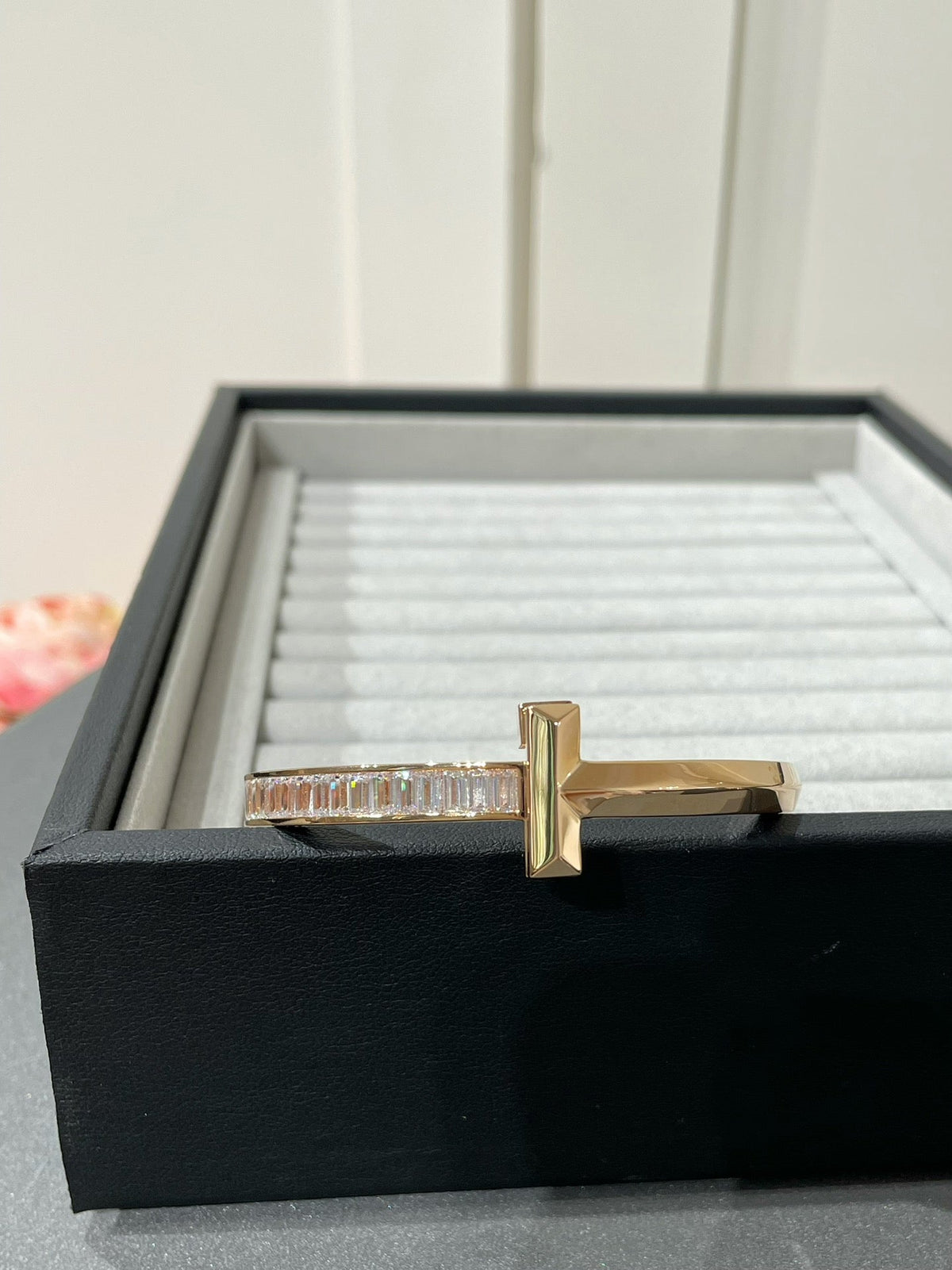 [⭐Veyra Jewels]WIDE HINGED BANGLE PINK GOLD WITH BAGUETTE DIAMONDS