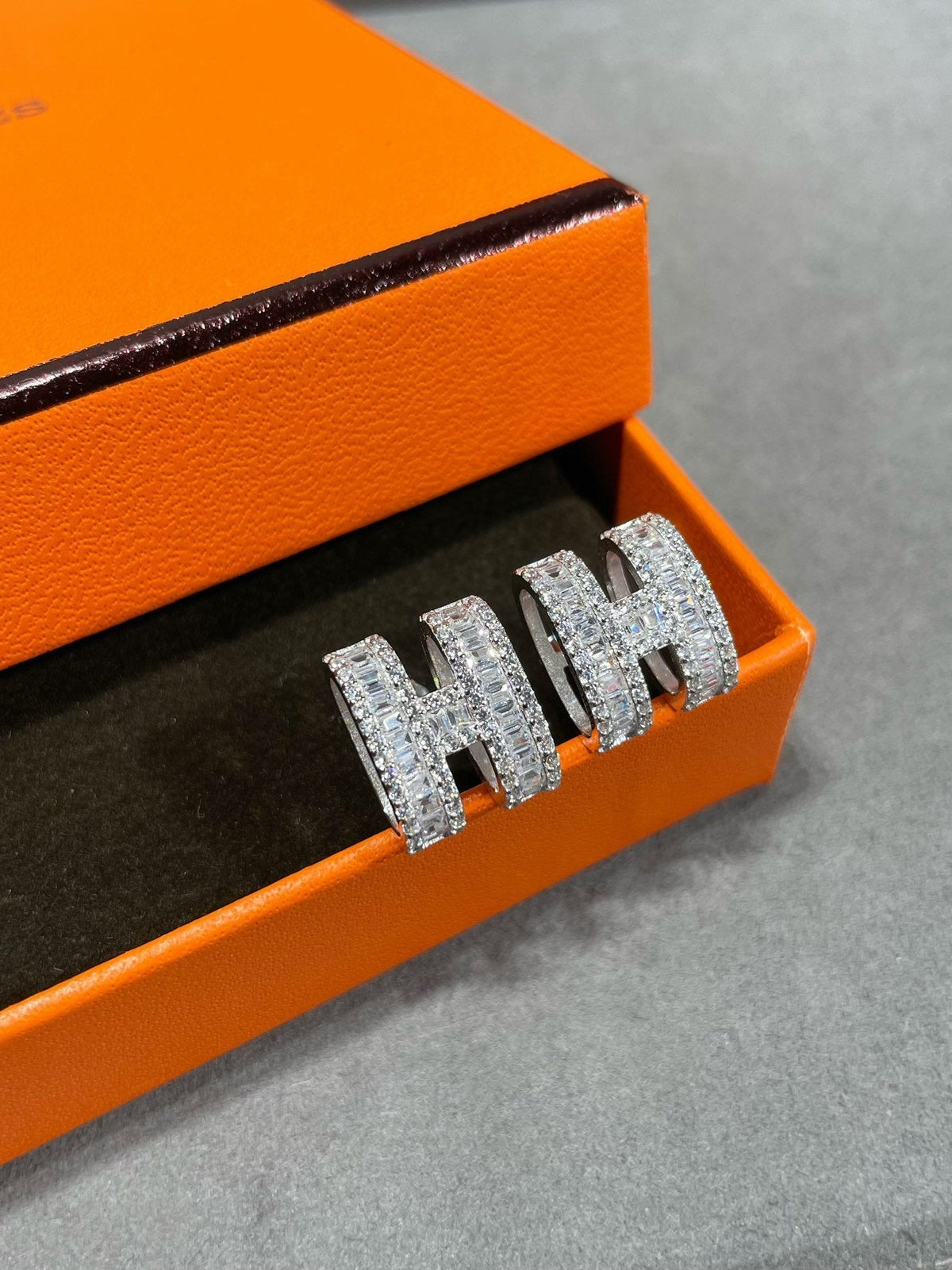 [⭐Veyra]H STUD EARRINGS WITH SILVER DIAMONDS
