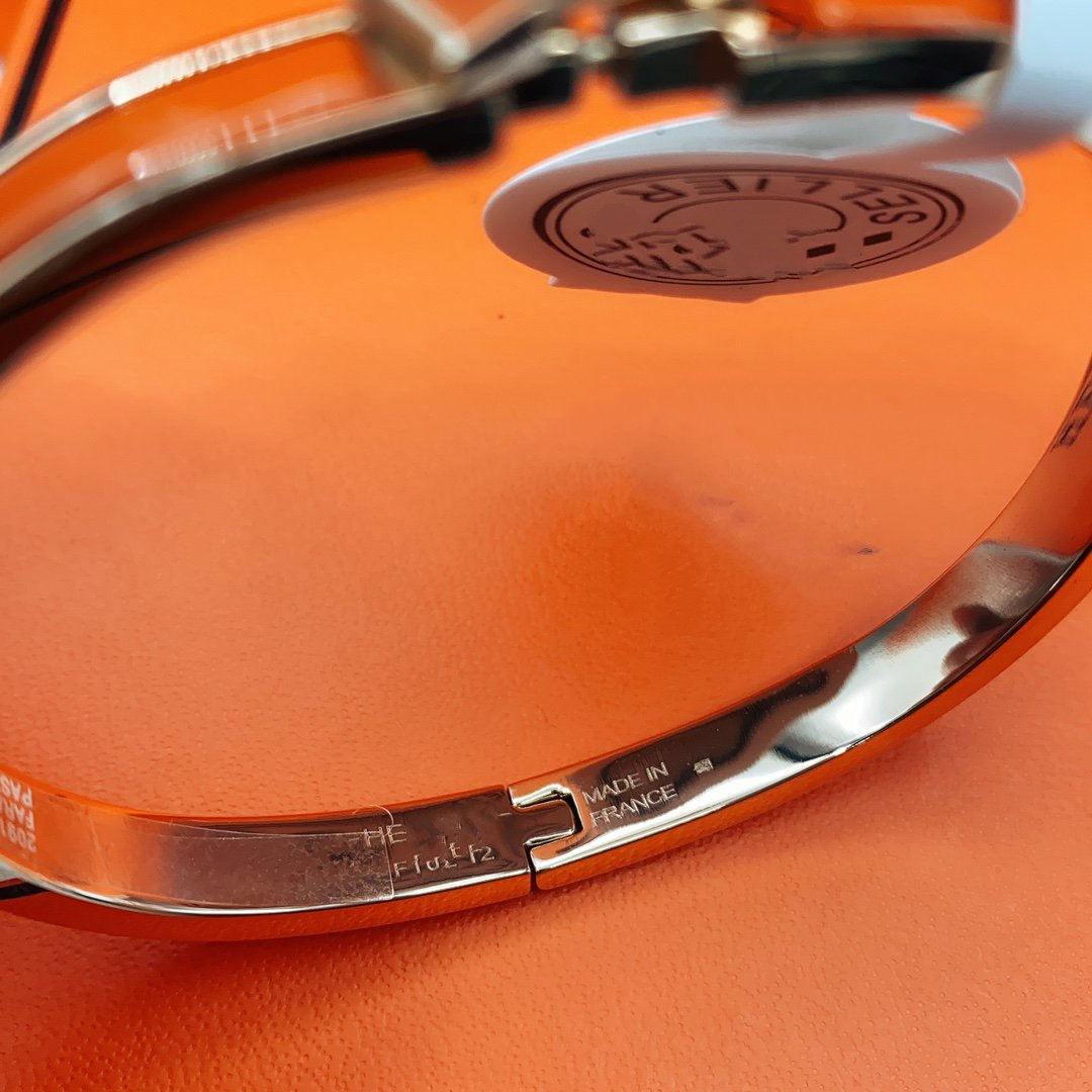 [⭐Veyra]CLASSIC HM CLIC RED 8MM ENAMEL BRACELET