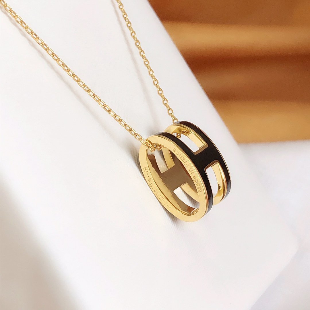 [⭐Veyra]HM CLIC BLACK ENAMEL GOLD NECKLACE