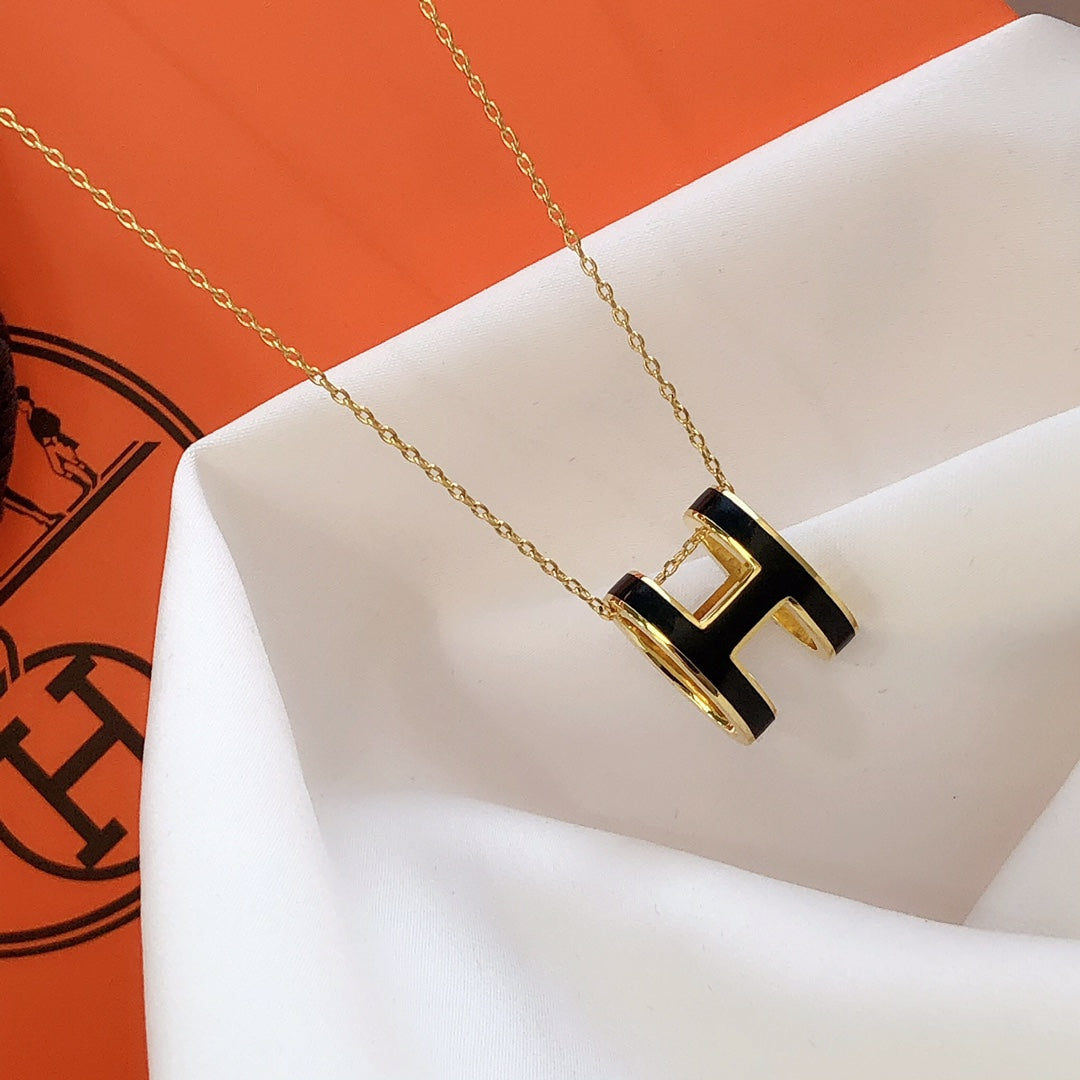 [⭐Veyra]HM CLIC BLACK ENAMEL GOLD NECKLACE