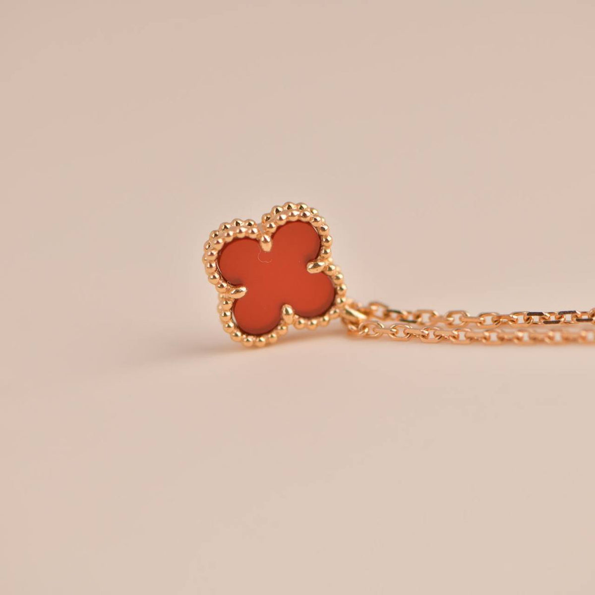 [⭐Veyra]CLOVER MINI 9.5MM WHITE CARNELIANS NECKLACE
