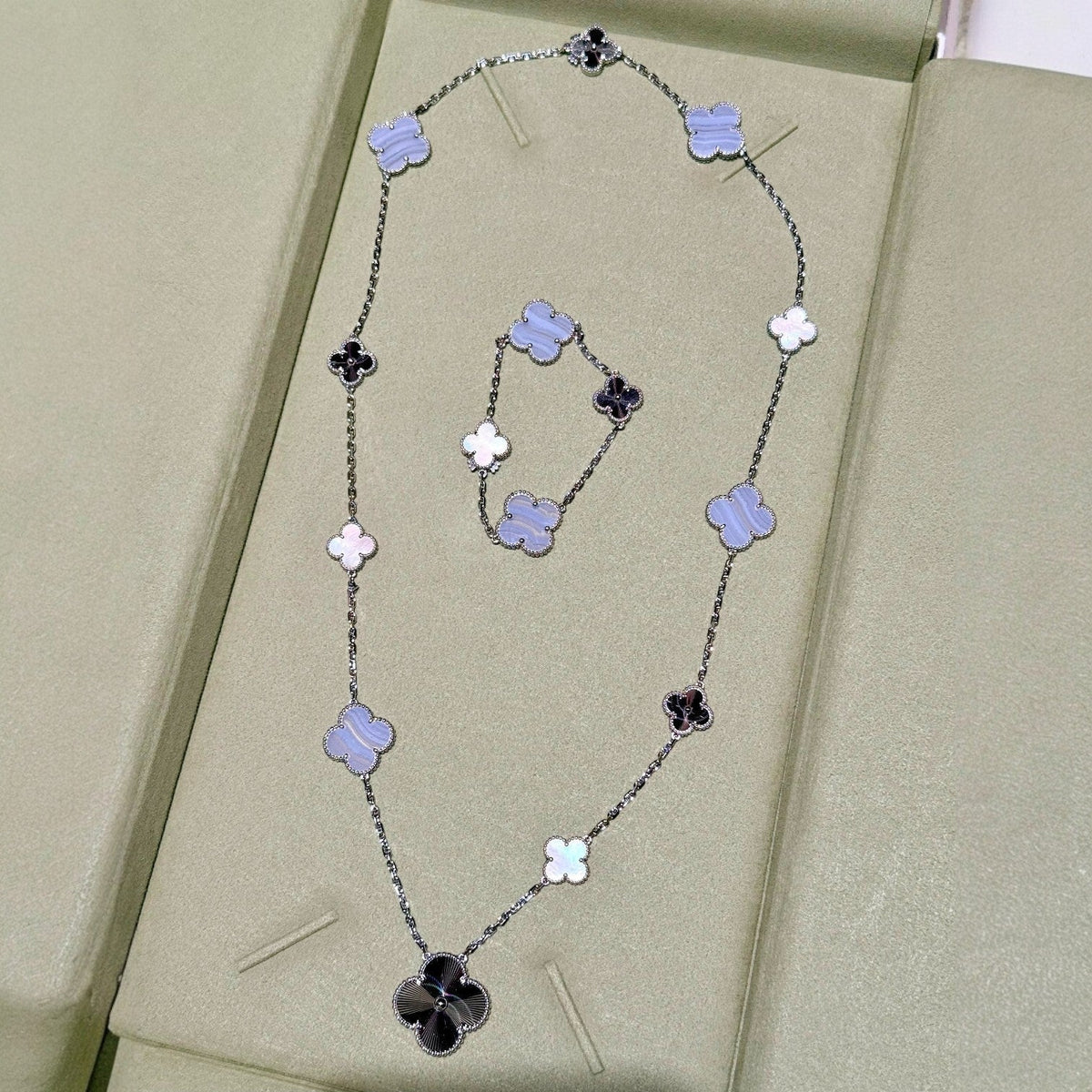 [⭐Veyra]DETACHABLE CLOVER 15(11+4) FLOWER SILVER NECKLACE SET